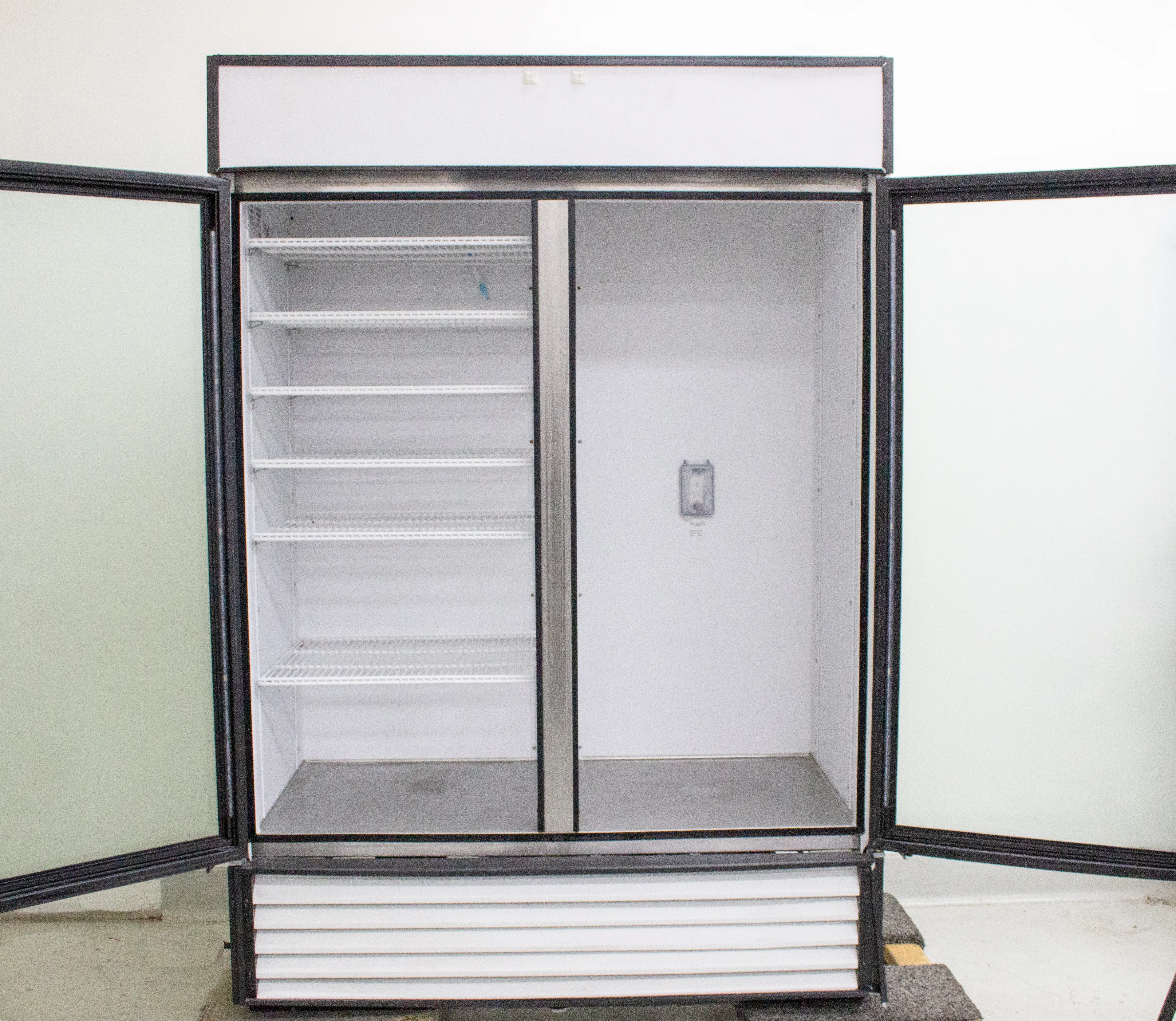 True GDM-49-LD Refrigerator Cold Storage 2-Door LED Lighting 33F-38F