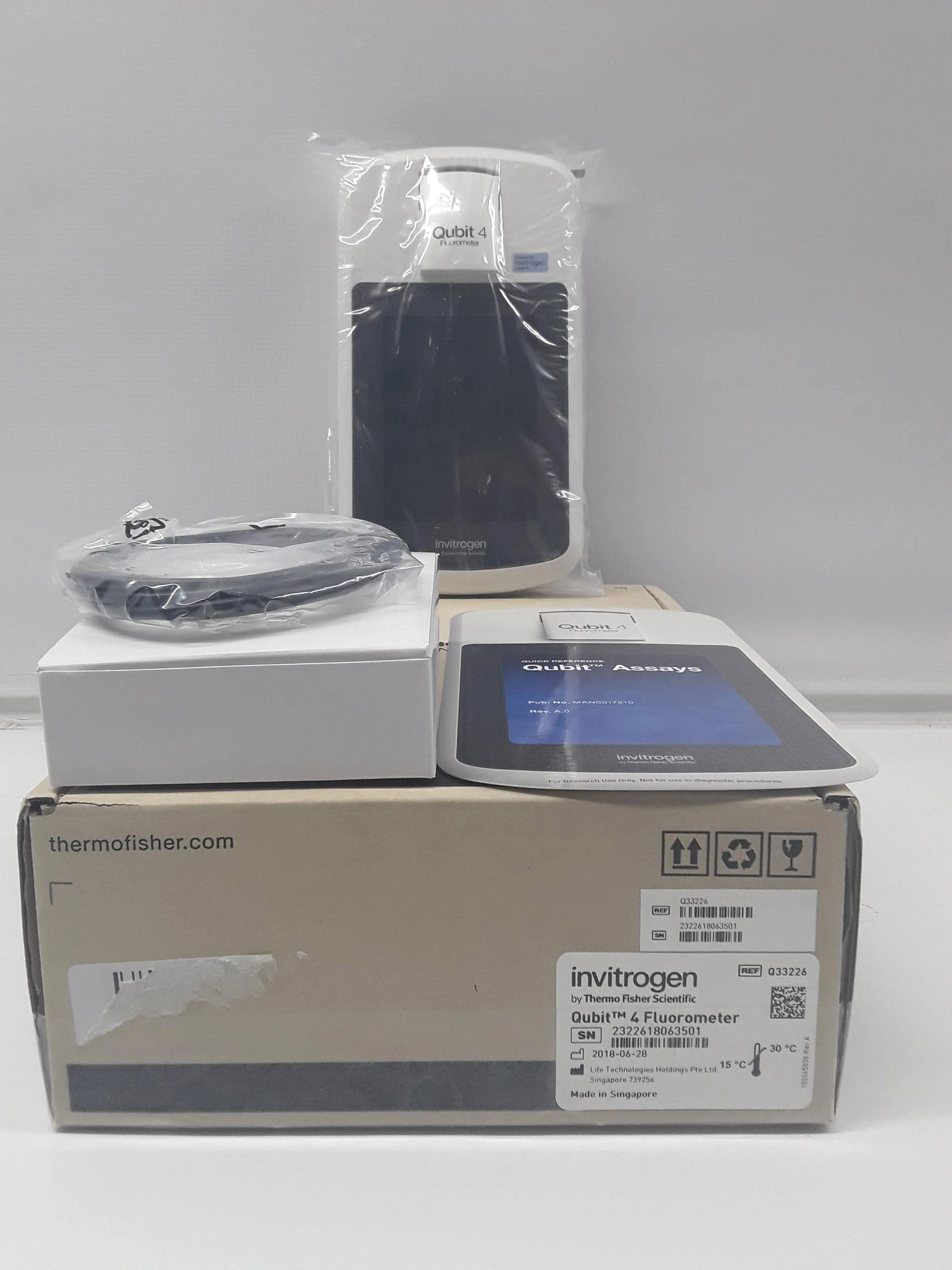Invitrogen Qubit 4 Fluorometer DNA Synthesizer Q33226