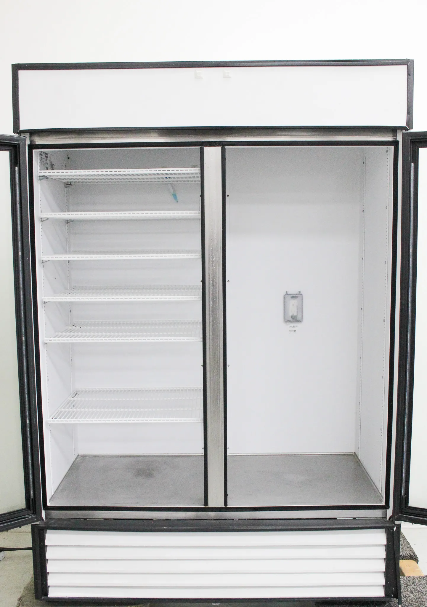 True GDM-49-LD Refrigerator Cold Storage 2-Door LED Lighting 33F-38F