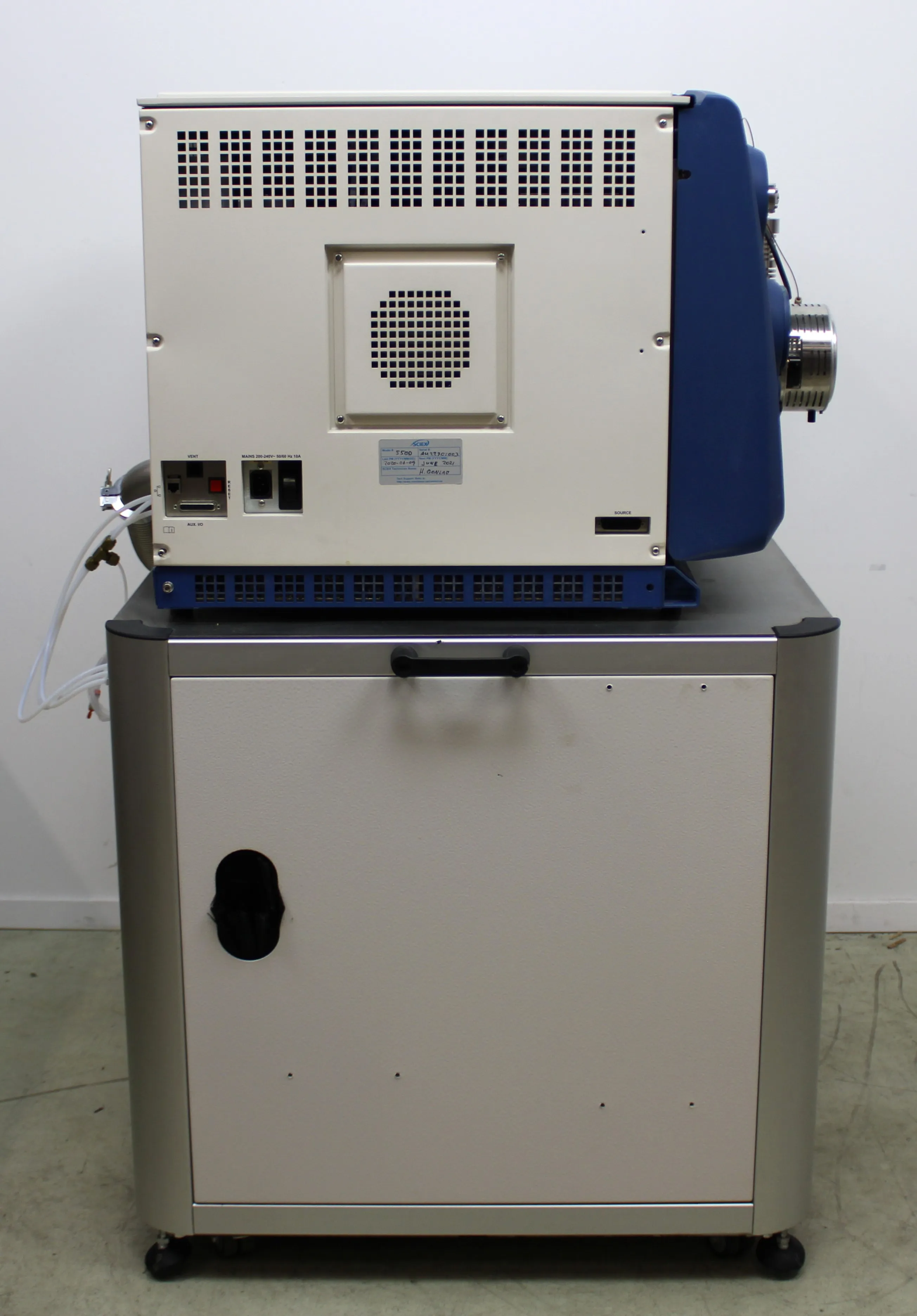 Applied Biosystems Sciex QTRAP 5500 Mass Spectrometer System with MS40+ Rotary Vane Pump and TABL3-1N MS Table