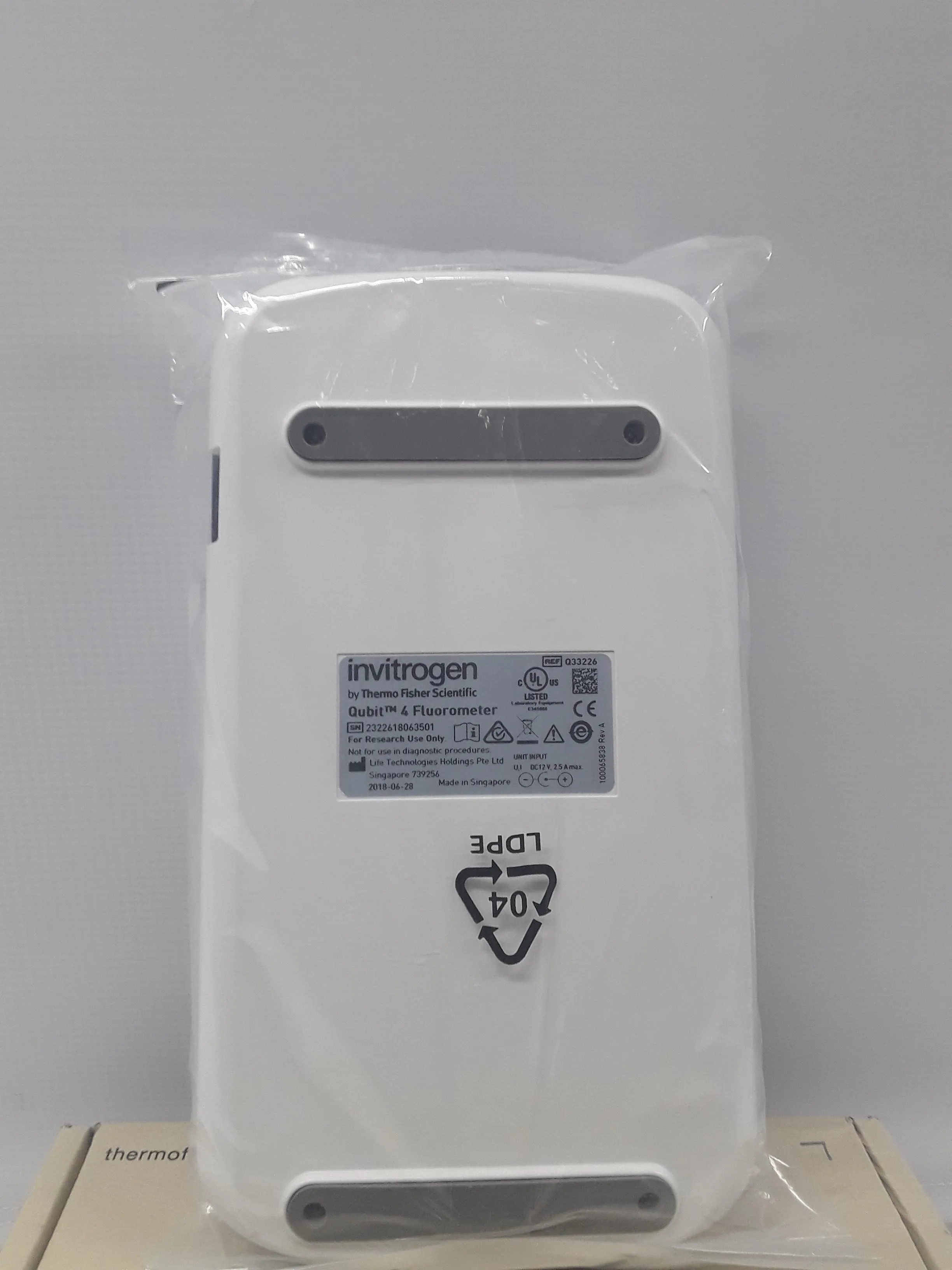 Invitrogen Qubit 4 Fluorometer DNA Synthesizer Q33226