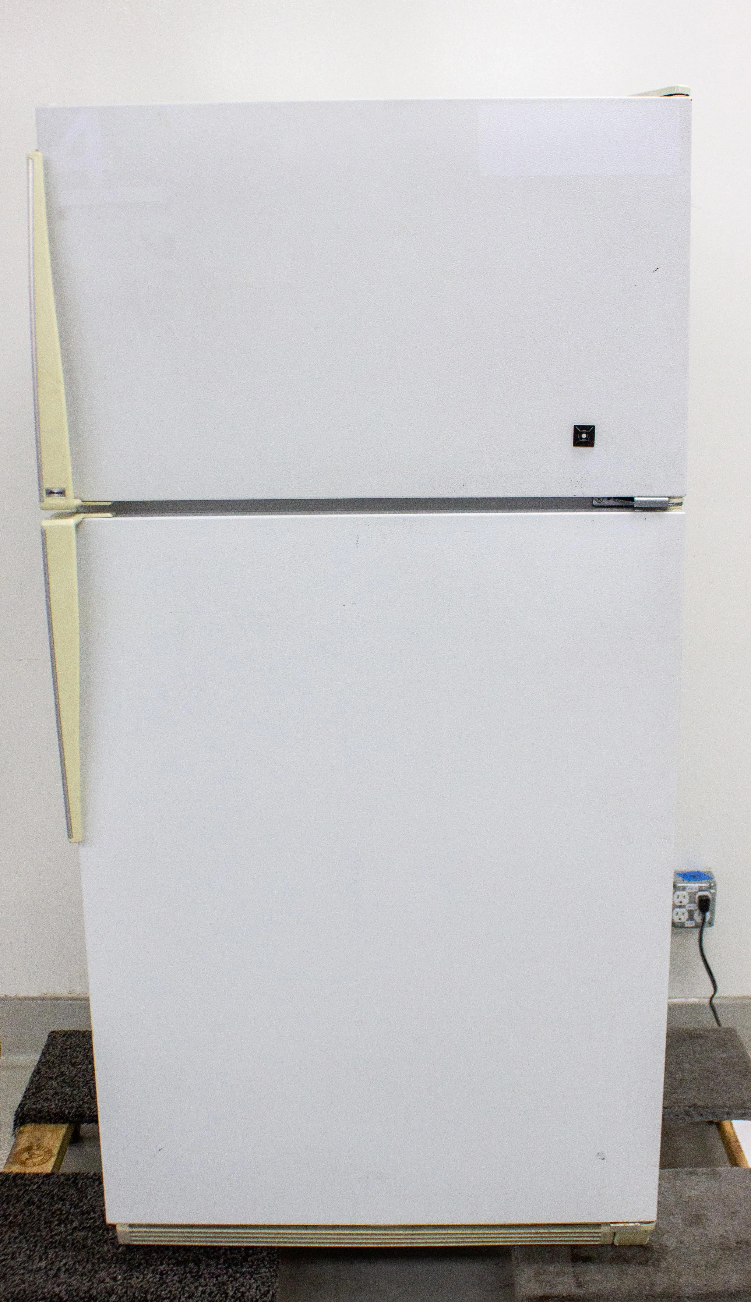 Amana TH21TW Freezer and Refrigerator Refrigerator / Freezer Combo