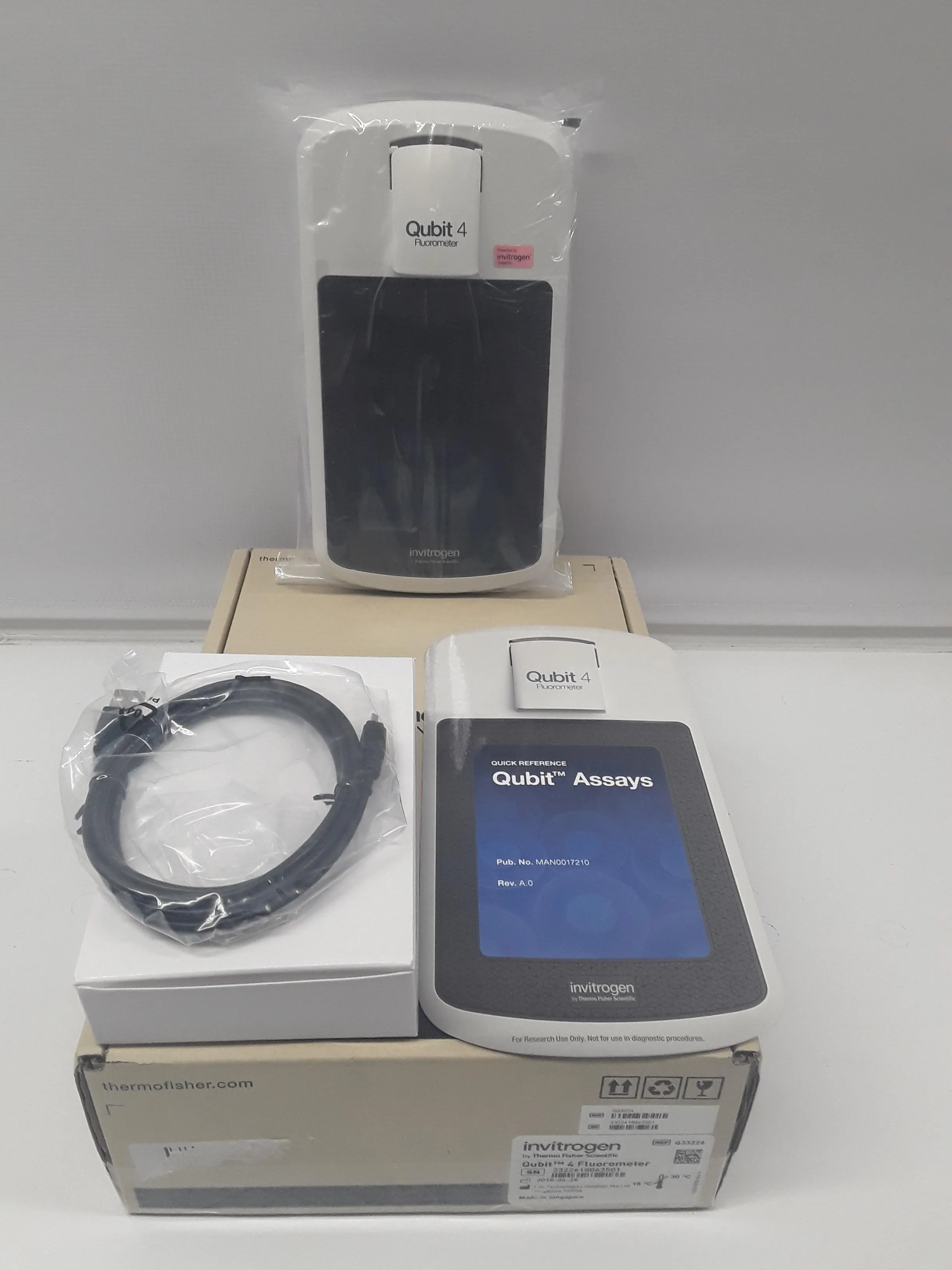 Invitrogen Qubit 4 Fluorometer DNA Synthesizer Q33226