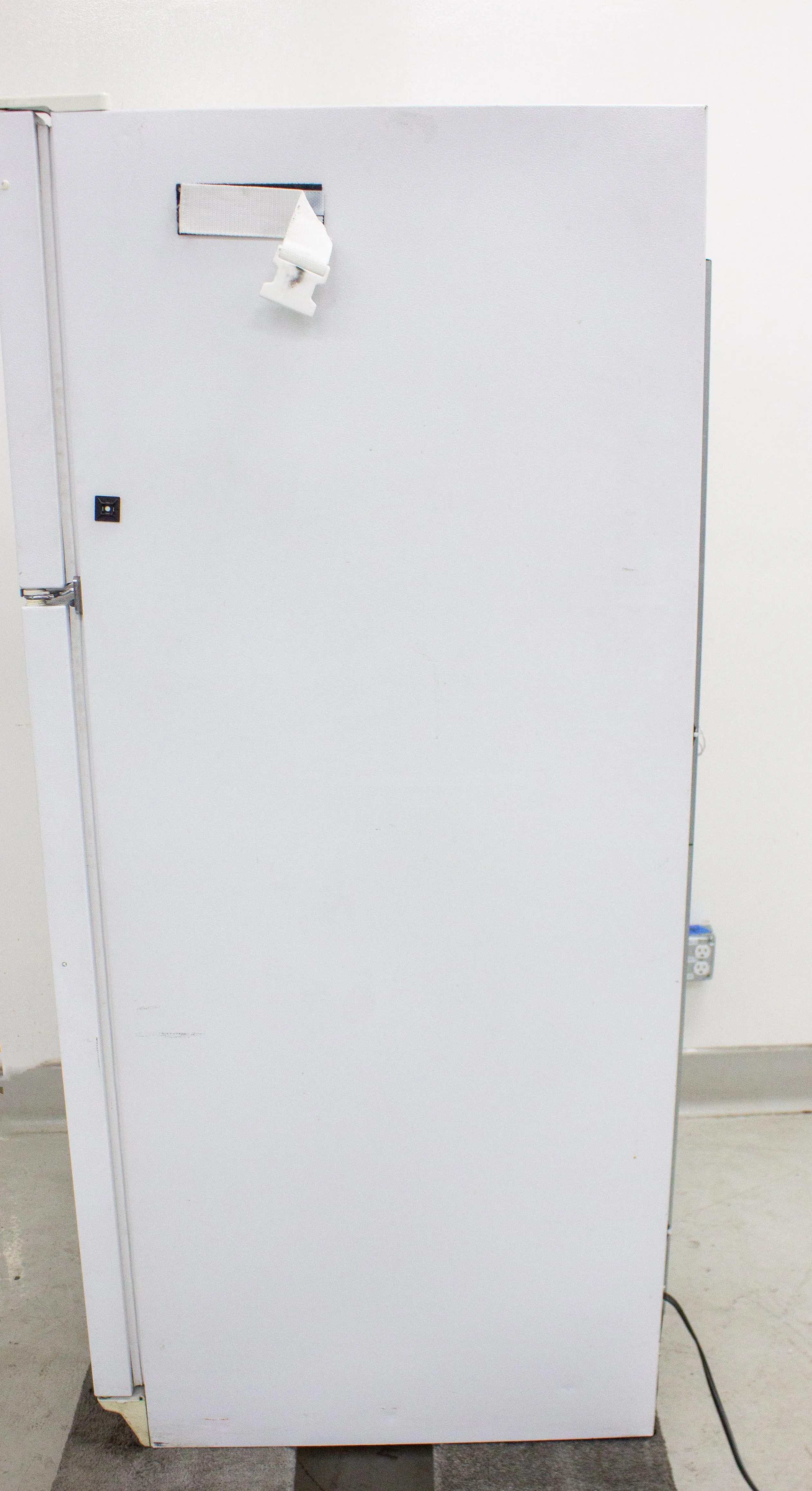 Amana TH21TW Freezer and Refrigerator Refrigerator / Freezer Combo