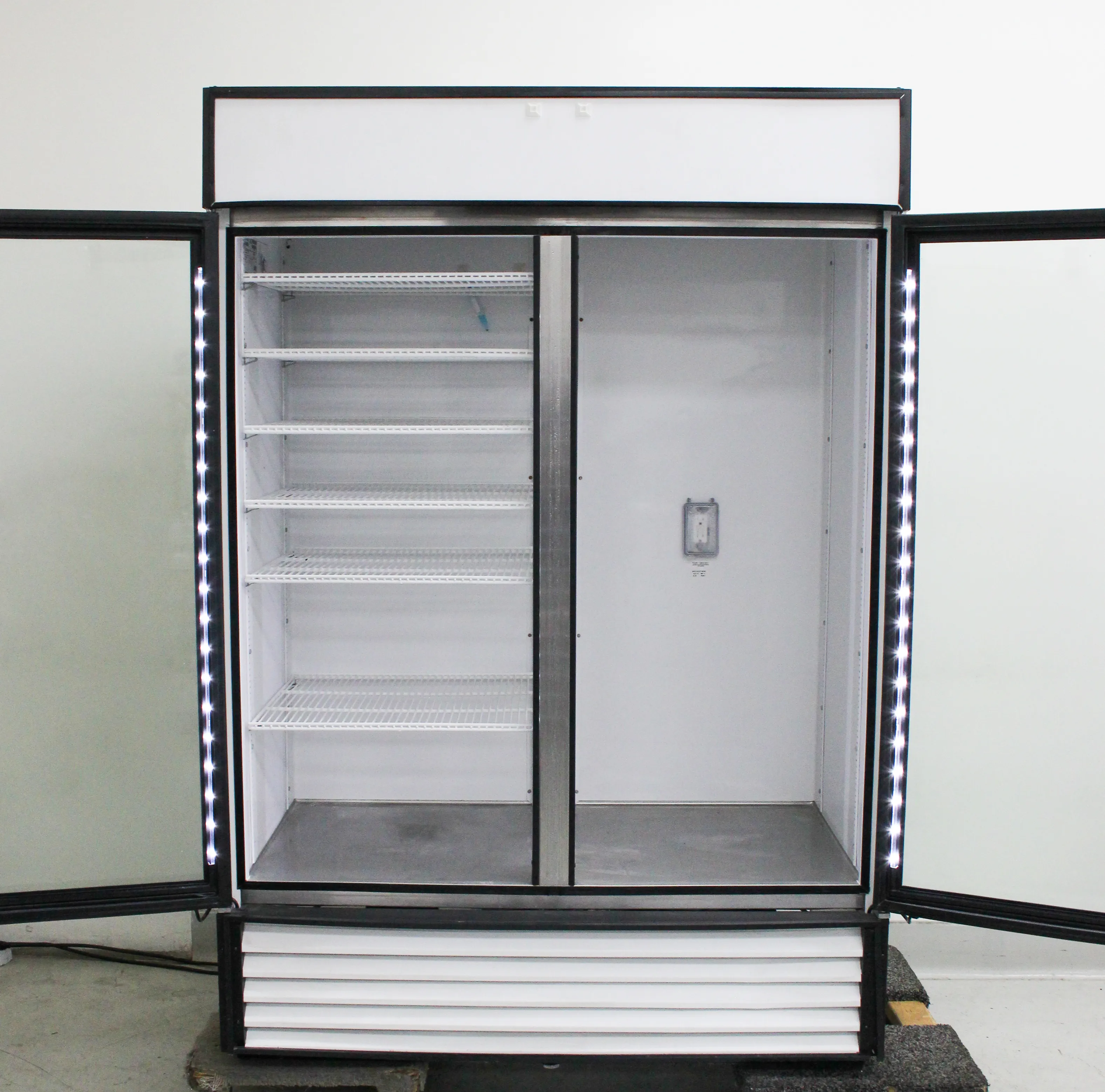 True GDM-49-LD Refrigerator Cold Storage 2-Door LED Lighting 33F-38F
