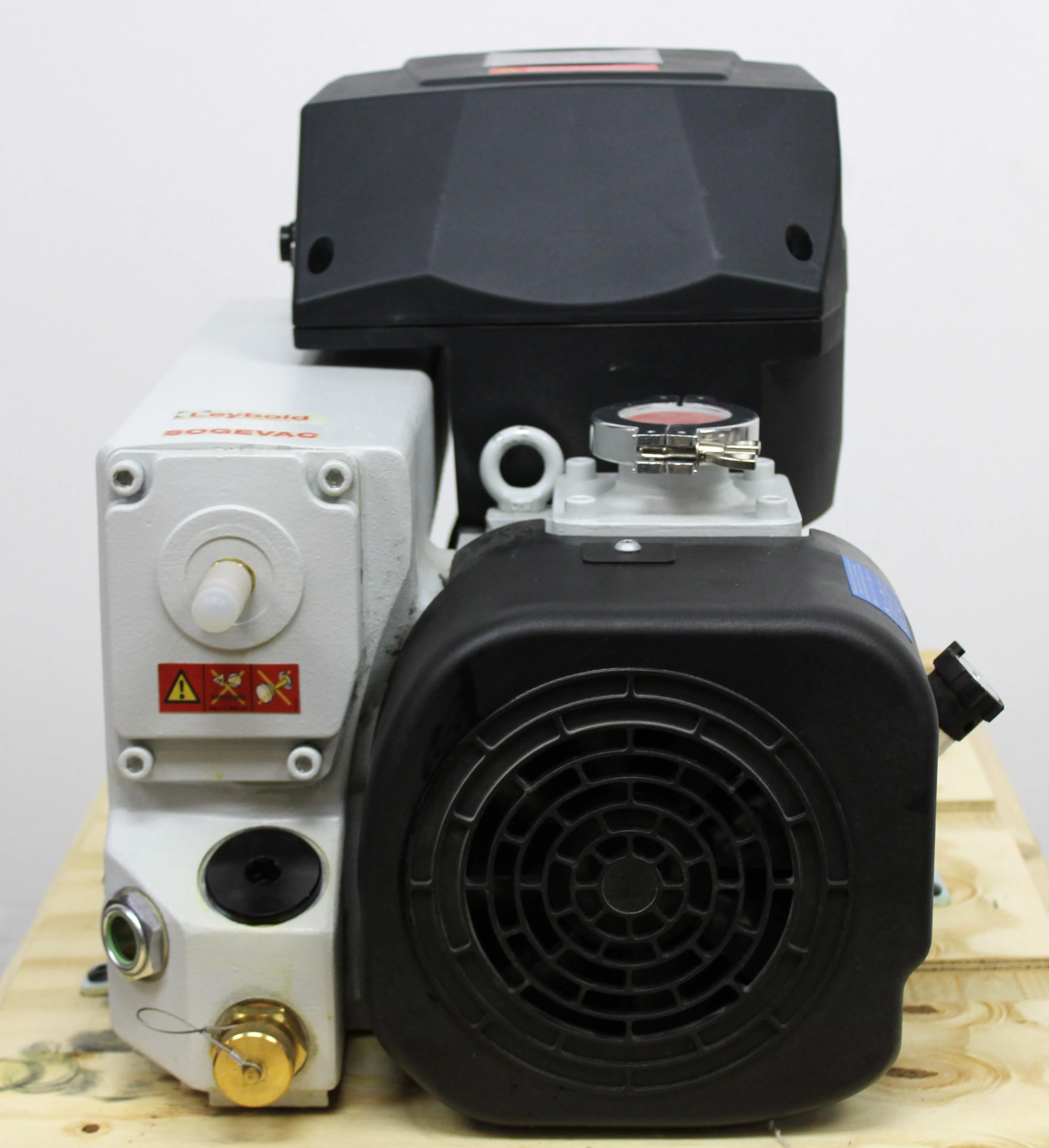 Leybold SV65BIFC Vacuum Pump 70dB Oil Sealed 2020 France 0.5m3/h 240V