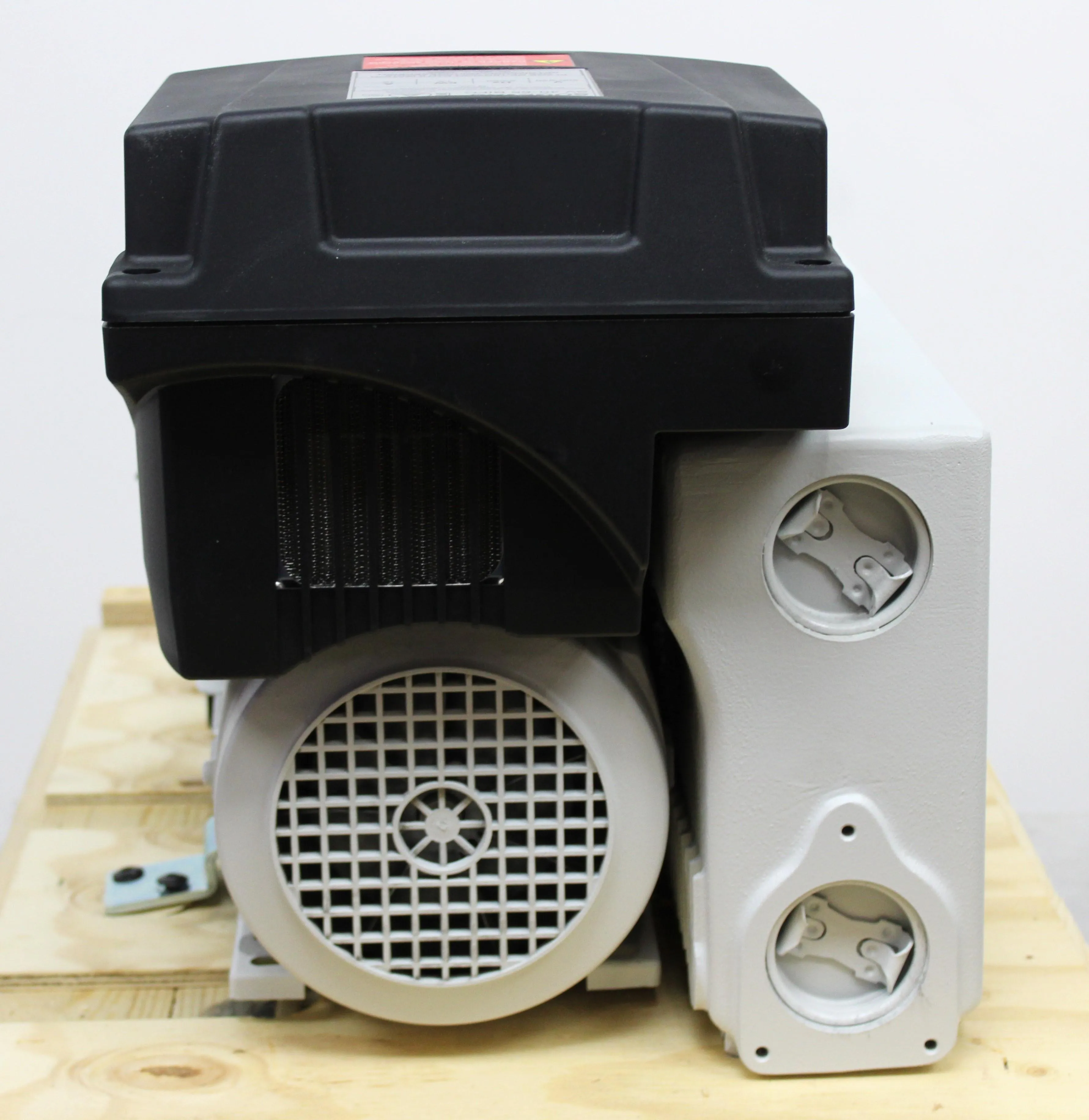 Leybold SV65BIFC Vacuum Pump 70dB Oil Sealed 2020 France 0.5m3/h 240V