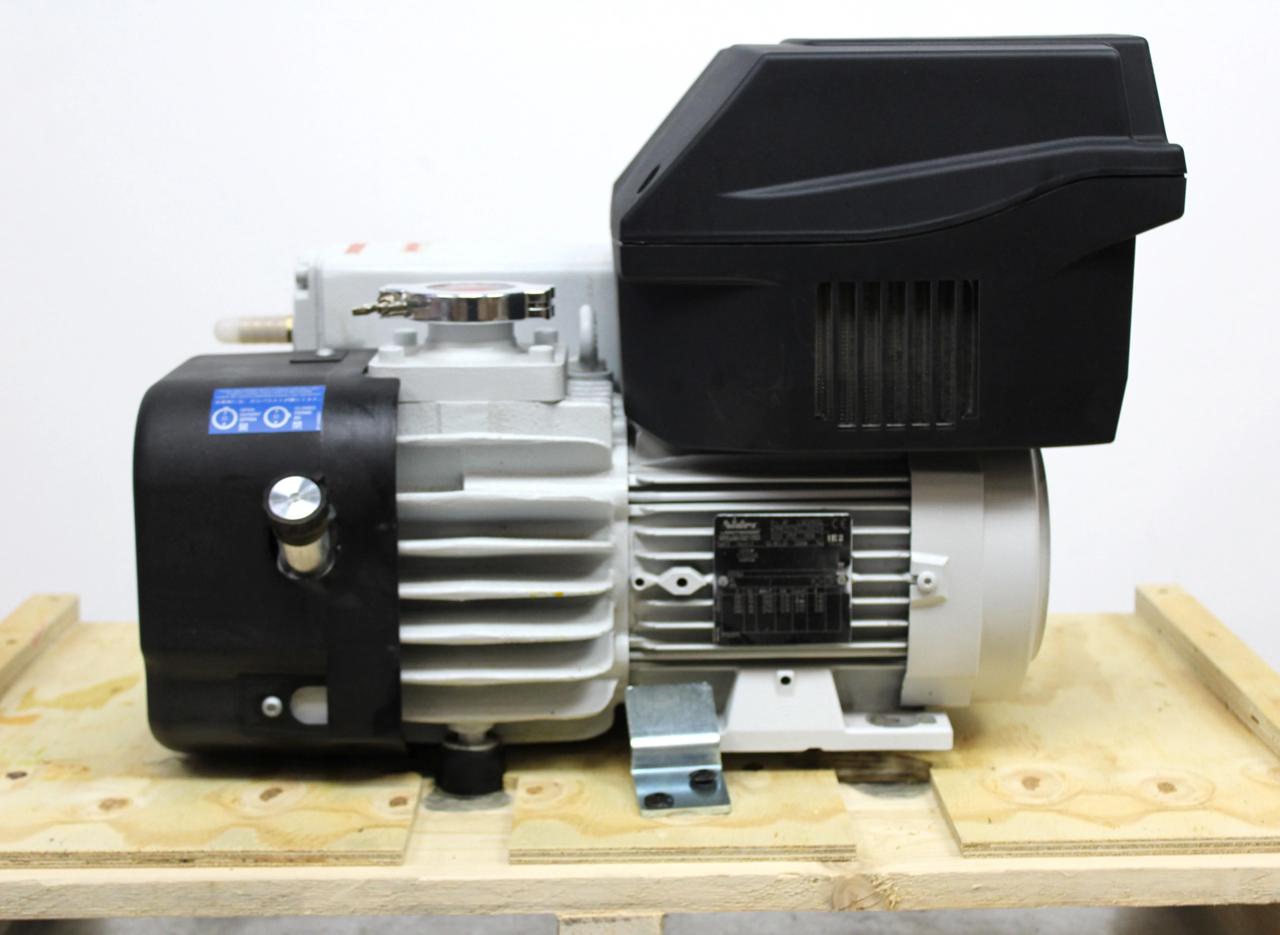 Leybold SV65BIFC Vacuum Pump 70dB Oil Sealed 2020 France 0.5m3/h 240V