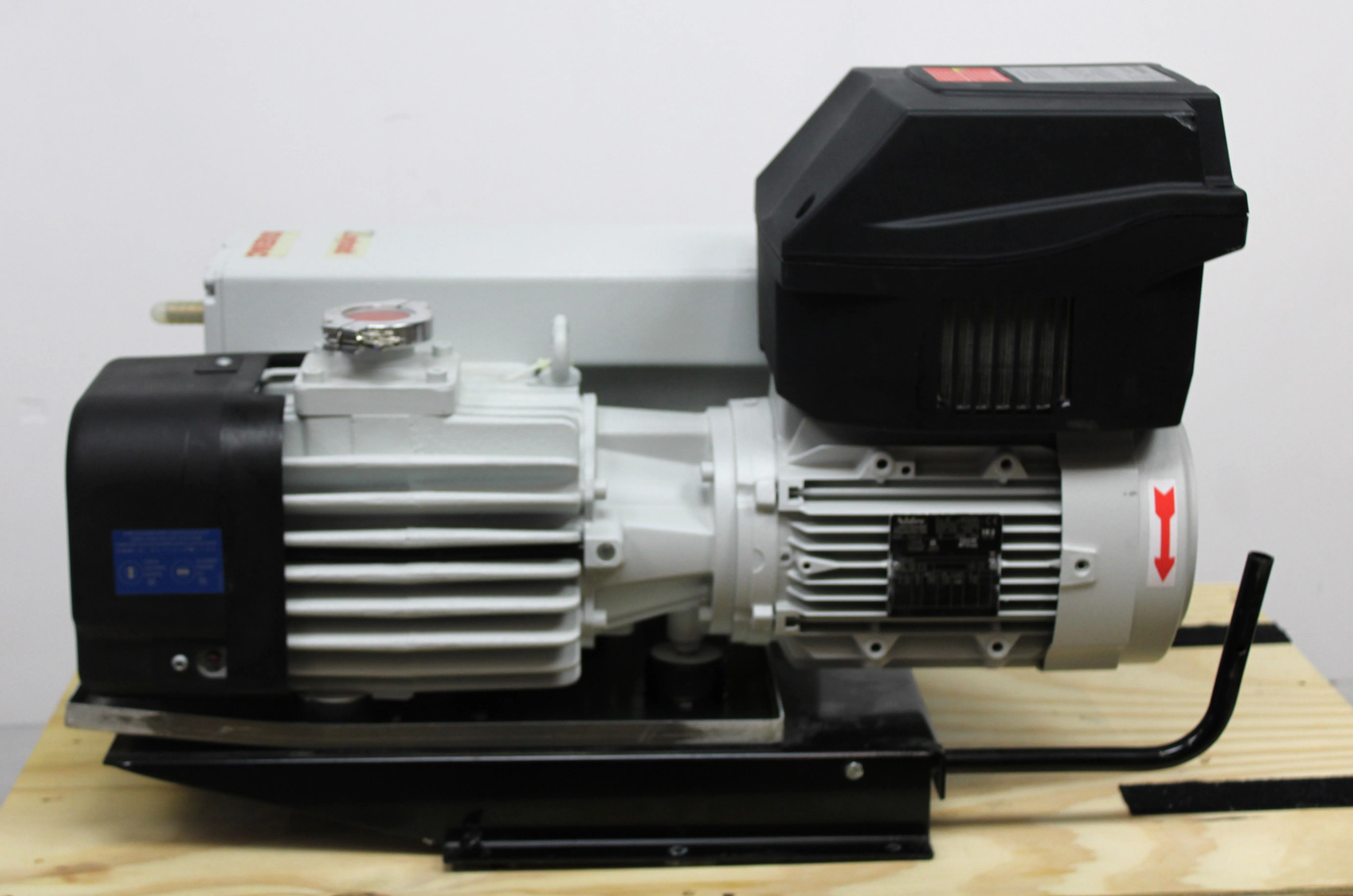 Leybold Sogevac SV 120 BIFC Vacuum Pump 200-240V 50/60Hz For Lab Use