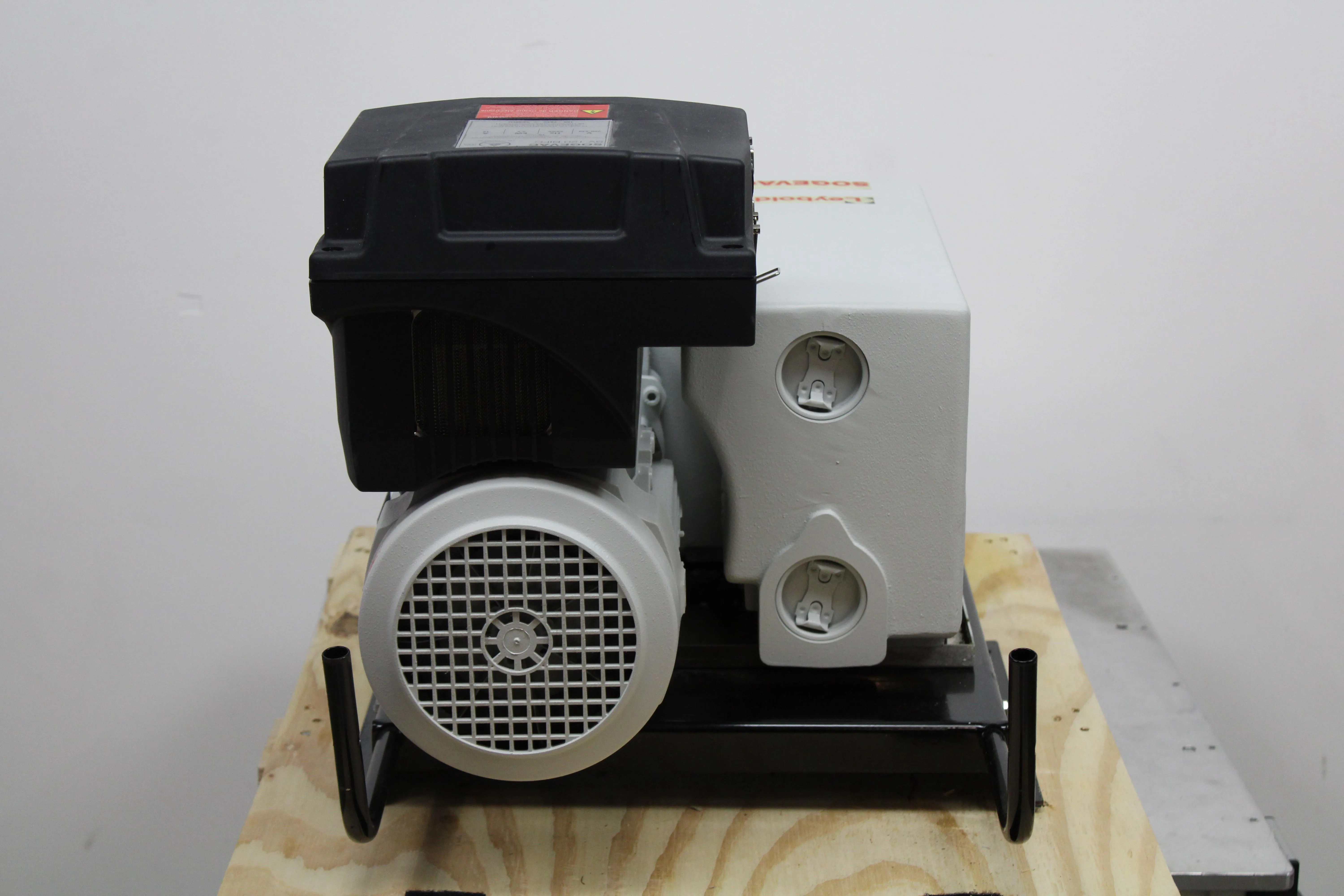 Leybold Sogevac SV 120 BIFC Vacuum Pump 200-240V 50/60Hz For Lab Use