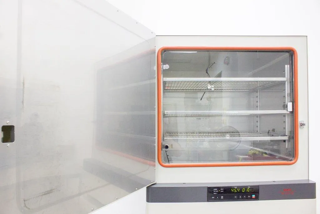 Sanyo MIR-262 Heated Incubator 5.4 cu.ft 153L Microprocessor Control Stainless Steel Interior