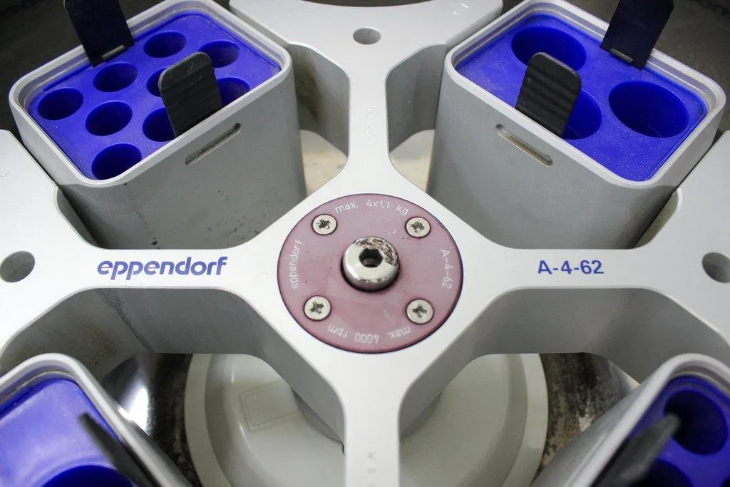 Eppendorf Centrifuge 5810 with A-4-62 Rotor