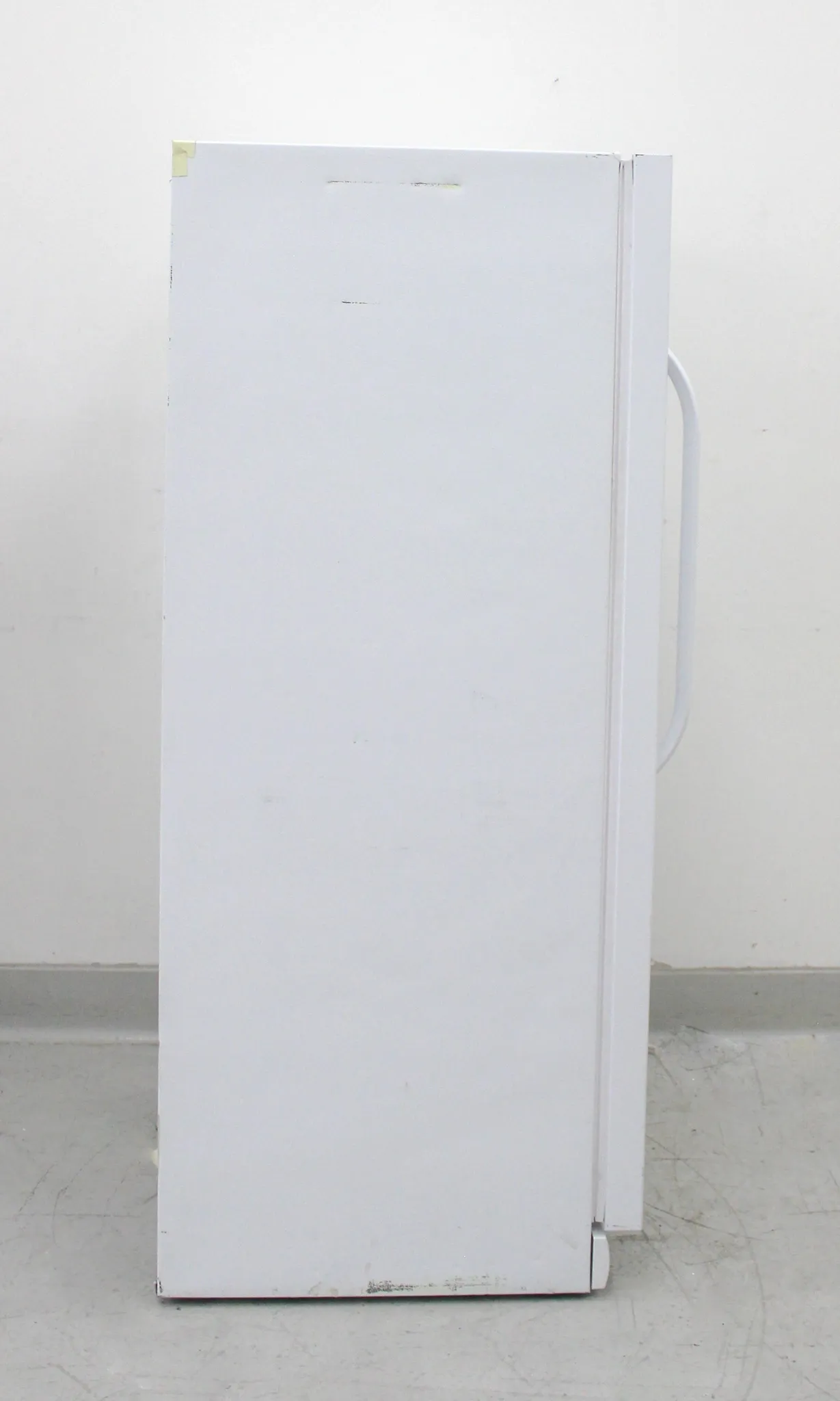 Frigidaire Lab Refrigerator Model FFRU17B2QWA White Single Door