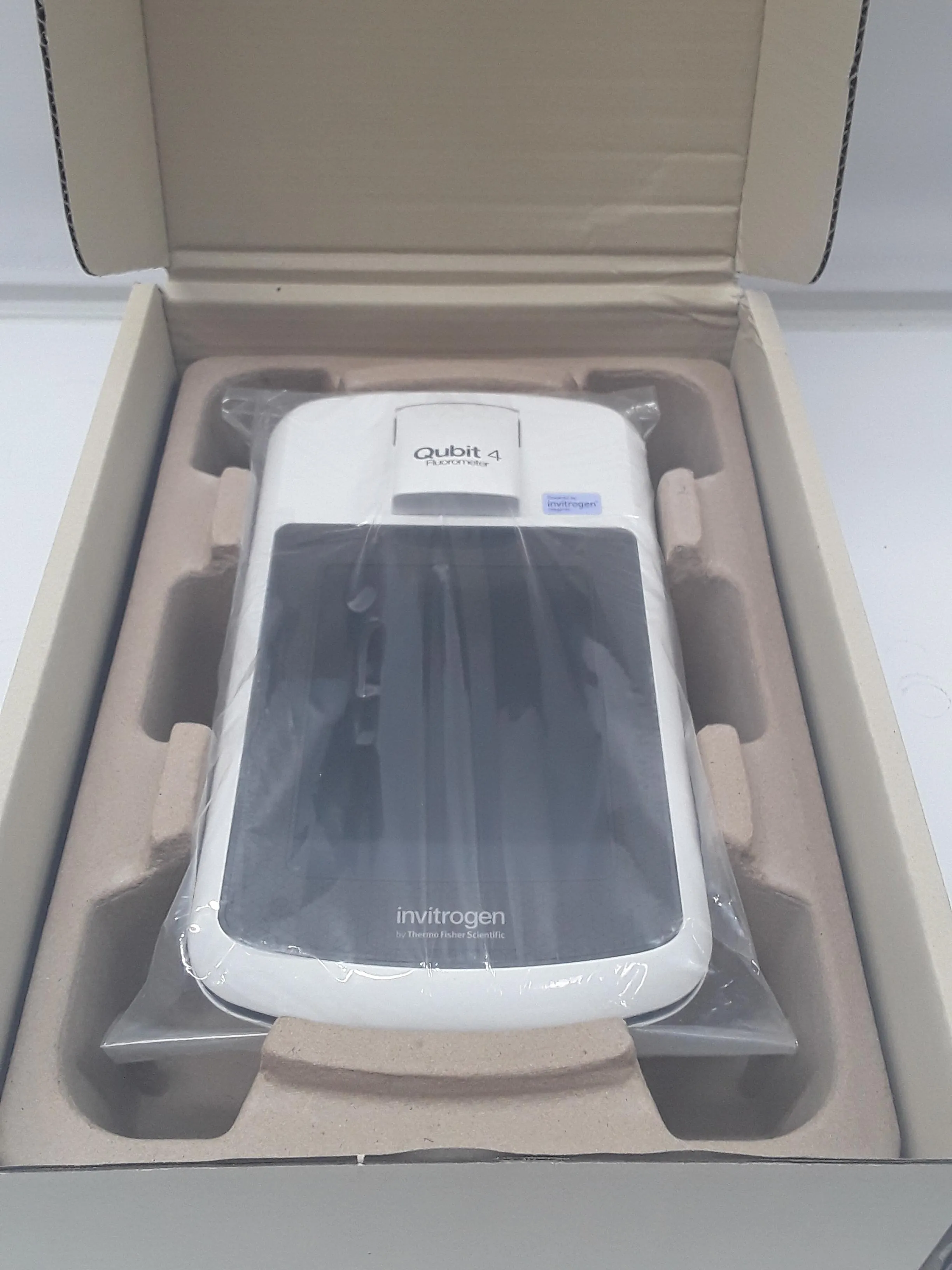Invitrogen Qubit 4 Fluorometer DNA Synthesizer Q33226