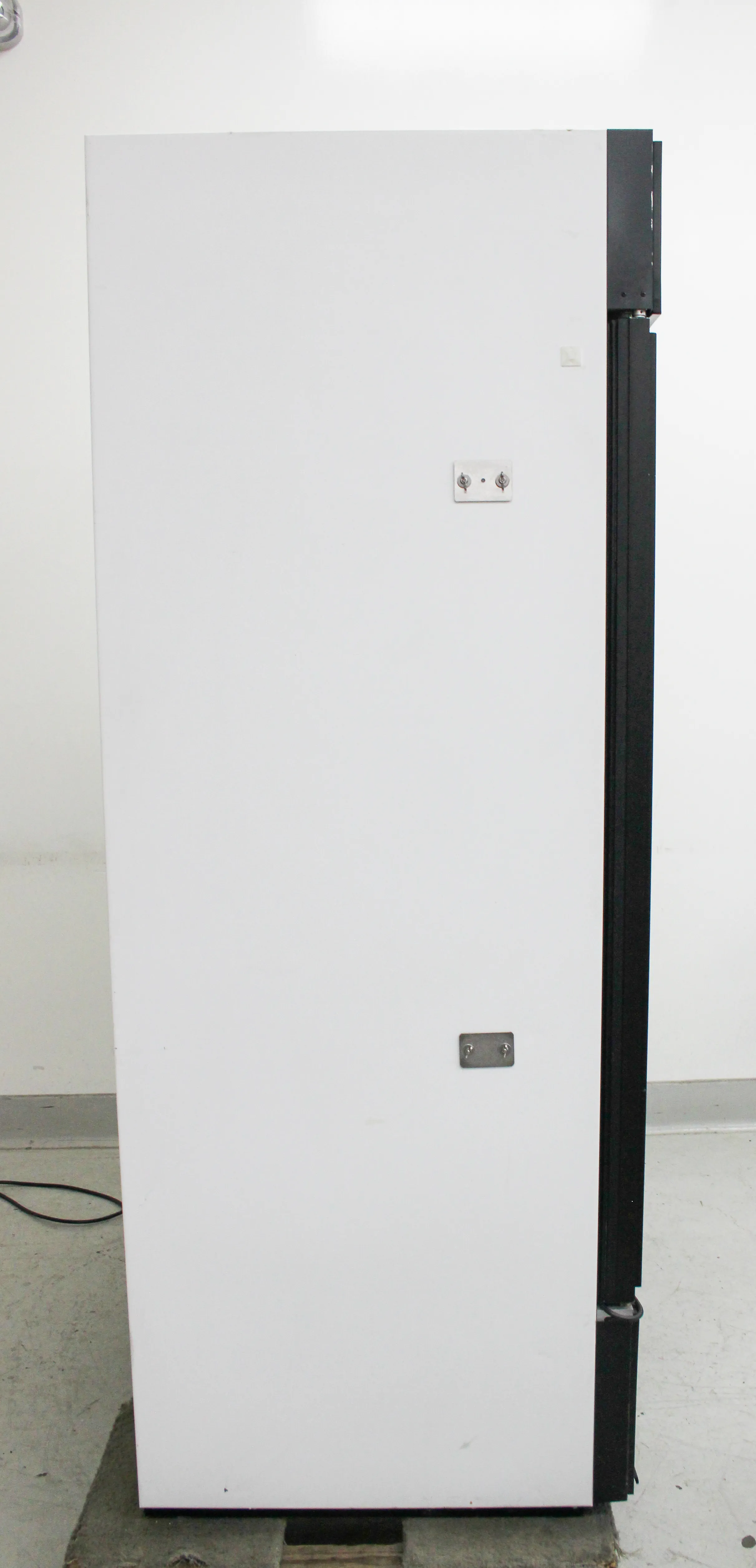 True GDM-49-LD Refrigerator Cold Storage 2-Door LED Lighting 33F-38F