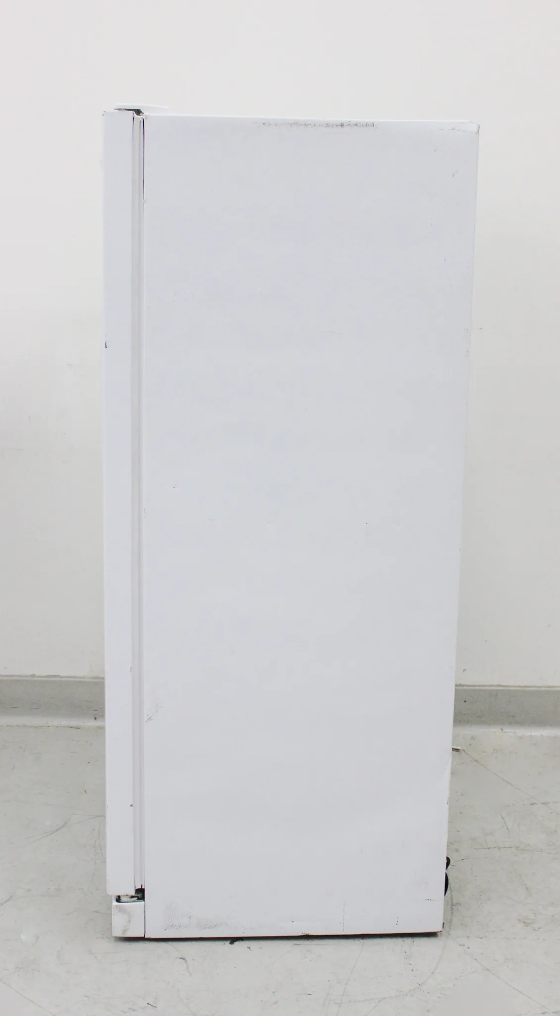 Frigidaire Lab Refrigerator Model FFRU17B2QWA White Single Door