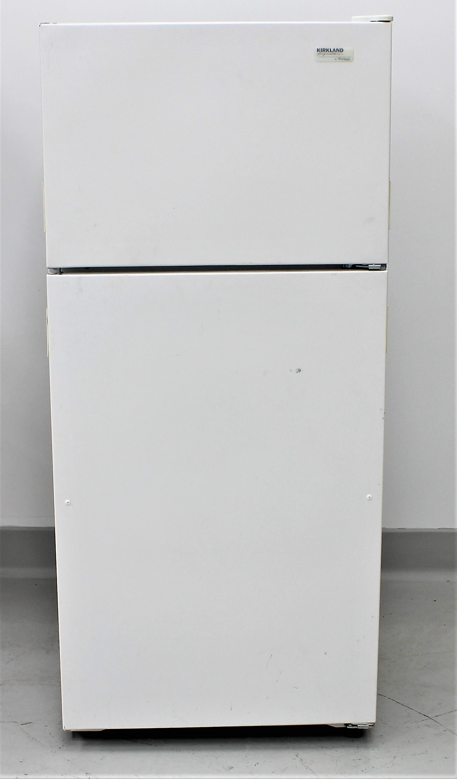 Kirkland ST14CKXSQ00 18.0 cu. ft. Refrigerator with Top Freezer Used 3367887
